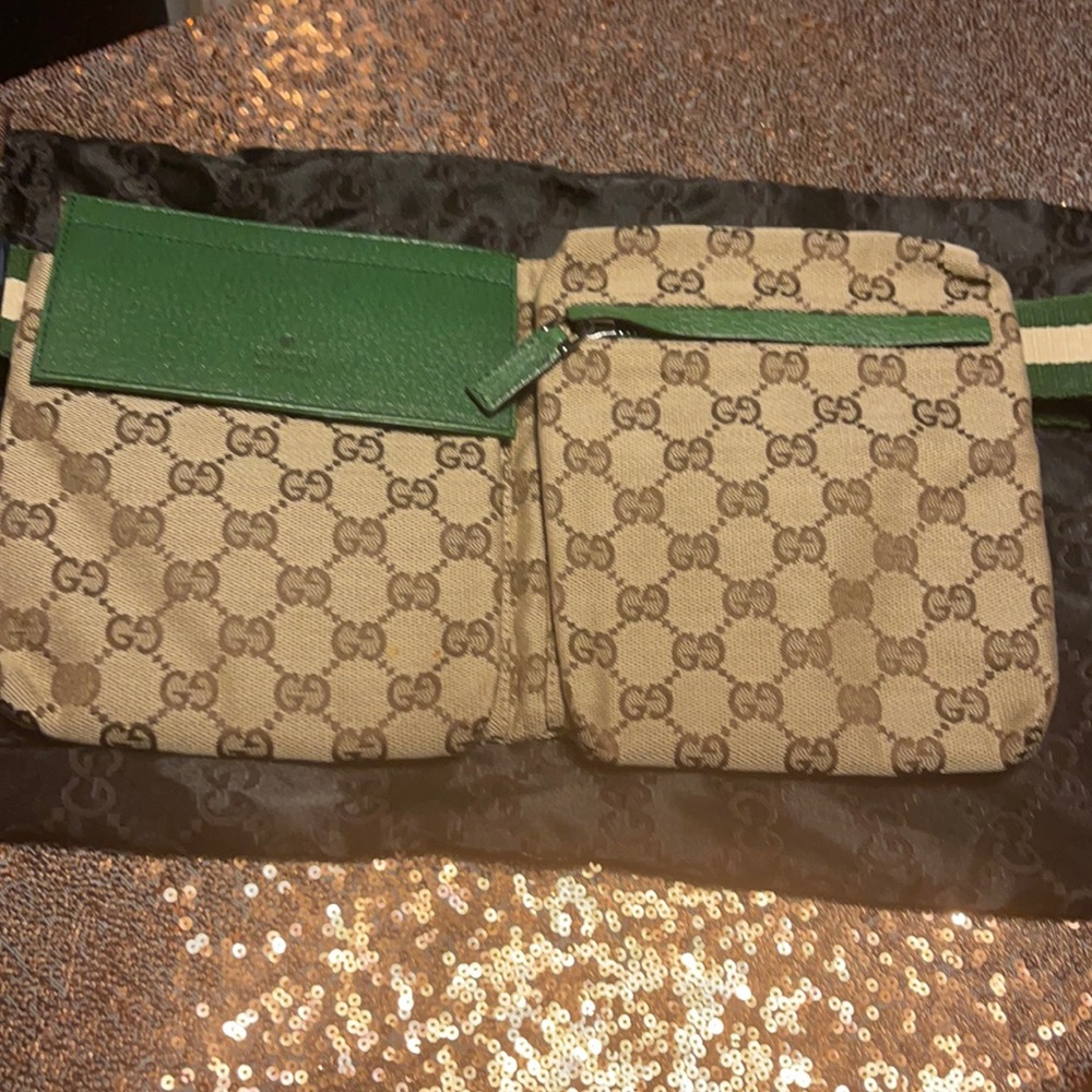 NEVER WORN Gucci beige GG Fanny pack w/green trim.